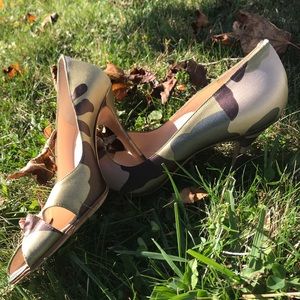 Manolo blahnik camouflage peep toe